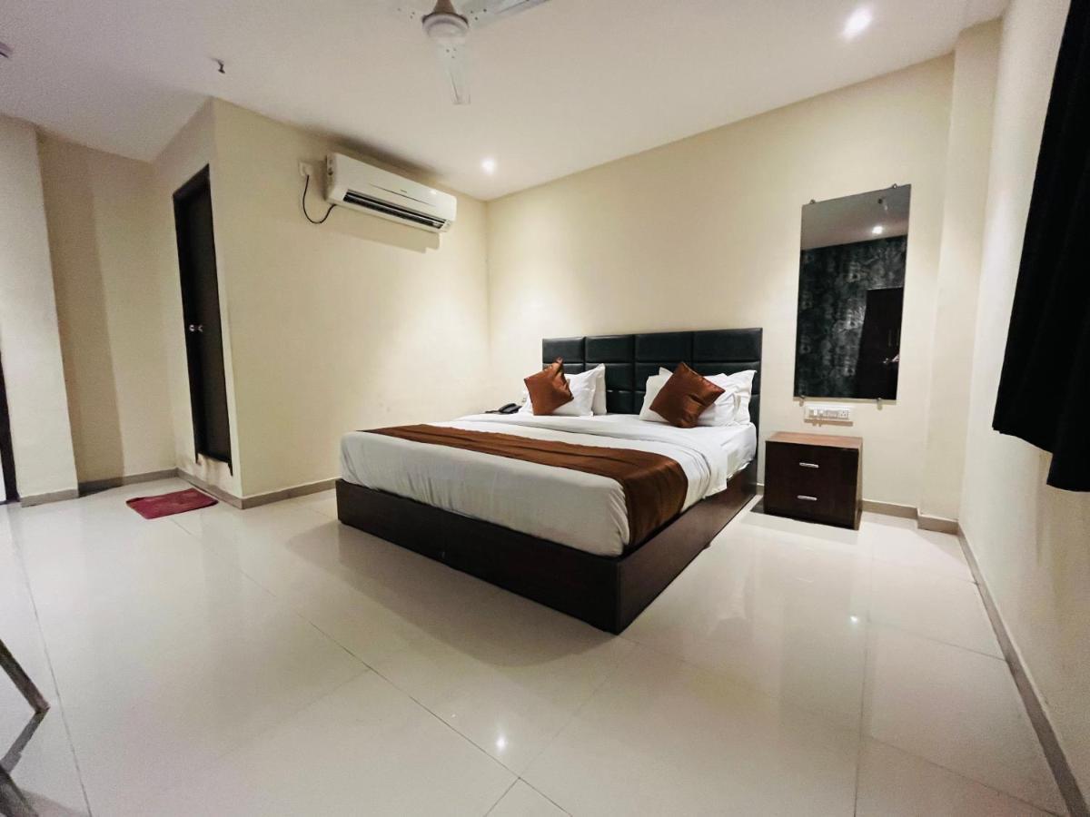 Hotel Nova Vesu Surat Exterior photo